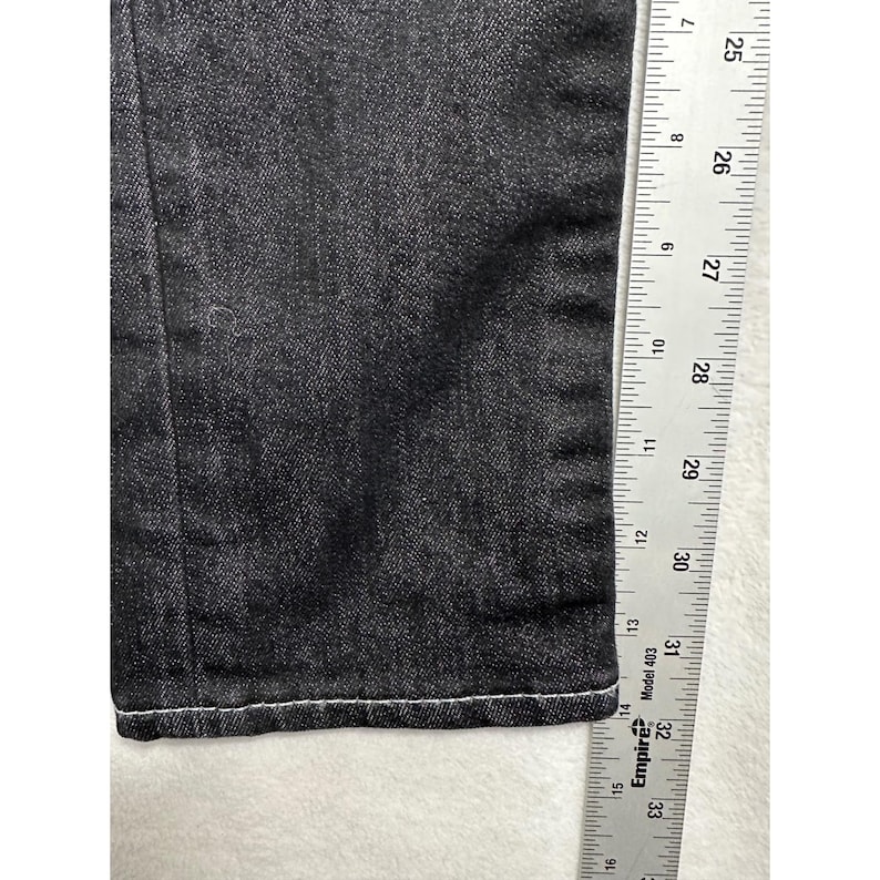 Pantalones vaqueros ajustados True Religion Section, color negro y blanco, con costuras gruesas y bolsillo con solapa, talla 26. imagen 7