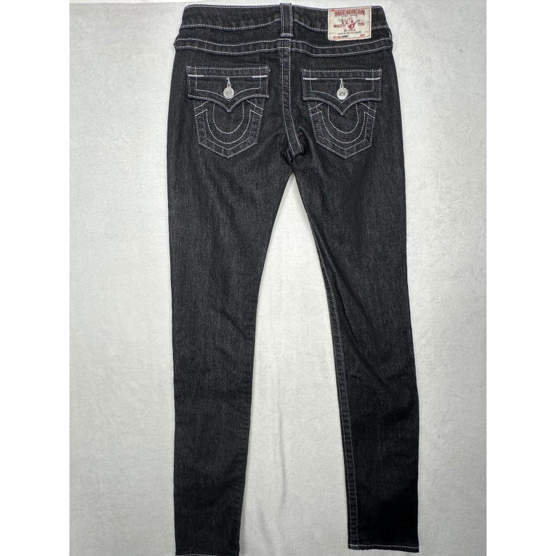 Pantalones vaqueros ajustados True Religion Section, color negro y blanco, con costuras gruesas y bolsillo con solapa, talla 26. imagen 4