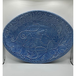 Vintage Portugese blauwe majolica serveerschaal met druivenbladmotief, ovaal formaat, 38 cm
