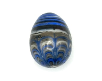 Peso de papel vintage em vidro artístico soprado à mão, com formato de pena puxada, nas cores azul e preto, 4,4 cm (1,75").