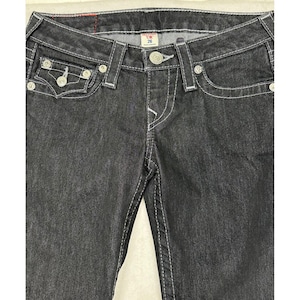 Pantalones vaqueros ajustados True Religion Section, color negro y blanco, con costuras gruesas y bolsillo con solapa, talla 26. imagen 2