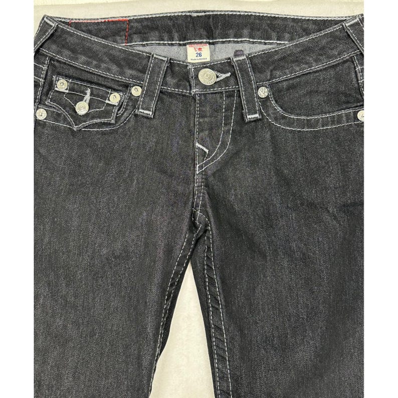 Pantalones vaqueros ajustados True Religion Section, color negro y blanco, con costuras gruesas y bolsillo con solapa, talla 26. imagen 2