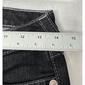 Pantalones vaqueros ajustados True Religion Section, color negro y blanco, con costuras gruesas y bolsillo con solapa, talla 26. imagen 6