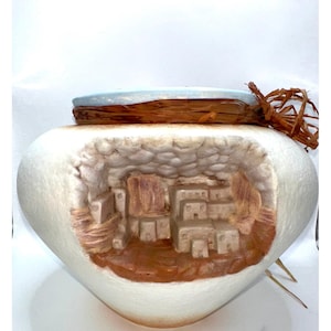 Jarrón de cerámica vintage de 1991, firmado, con diseño de vivienda en acantilado del suroeste, detalle de rafia, 7 pulgadas.