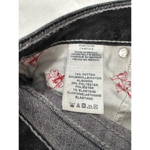 Pantalones vaqueros ajustados True Religion Section, color negro y blanco, con costuras gruesas y bolsillo con solapa, talla 26. imagen 5
