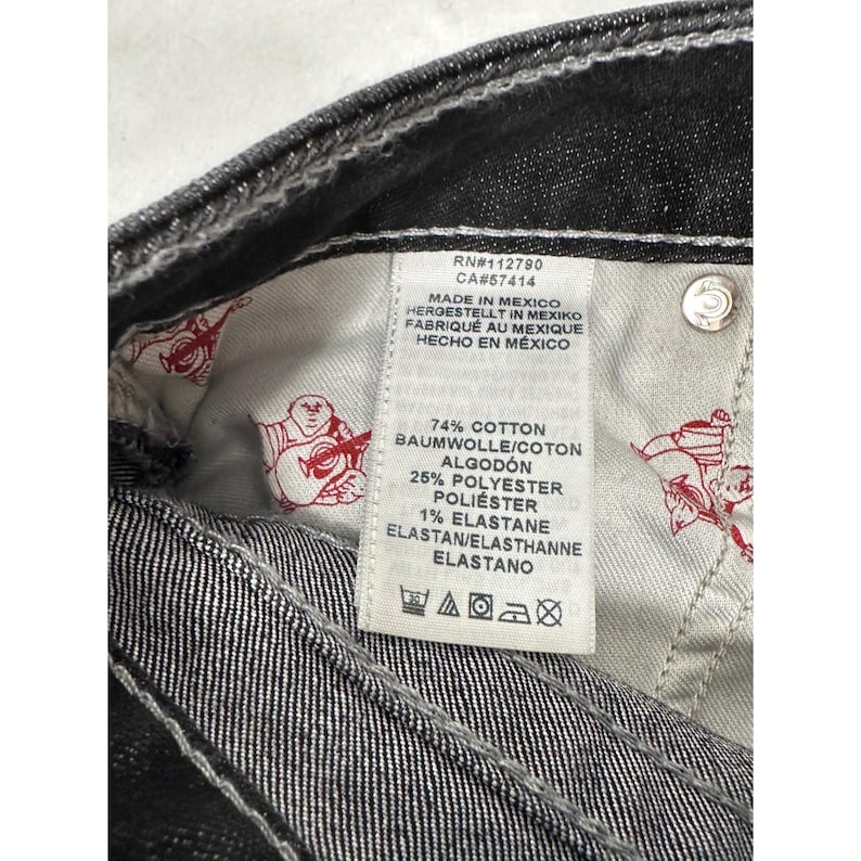 Pantalones vaqueros ajustados True Religion Section, color negro y blanco, con costuras gruesas y bolsillo con solapa, talla 26. imagen 5