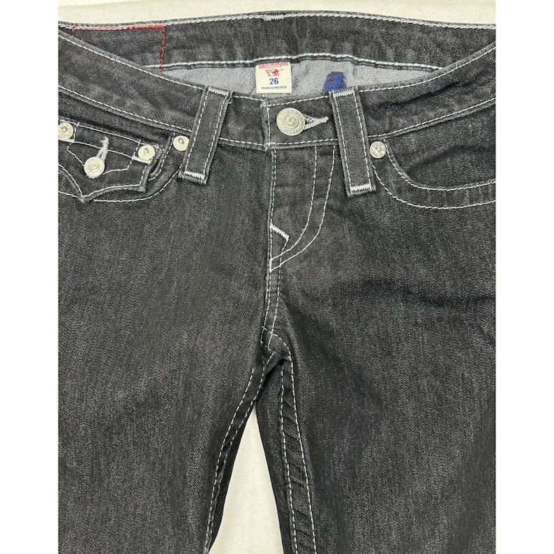 Pantalones vaqueros ajustados True Religion Section, color negro y blanco, con costuras gruesas y bolsillo con solapa, talla 26. imagen 1