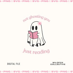 Peut inclure: Un fantôme blanc avec une fleur rose sur la tête lit un livre rose. Le texte dit "not ghosting you just reading".