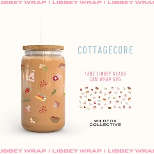 Puede incluir: Un diseño SVG para envolver una lata de vidrio de 473 ml con un tema cottagecore. El diseño presenta una lata de vidrio marrón con una tapa de madera y una pajita. La lata está decorada con una variedad de elementos cottagecore, incluyendo hongos, flores, teteras, libros y lazos. El diseño es perfecto para crear envolturas de latas personalizadas para tus propias bebidas.