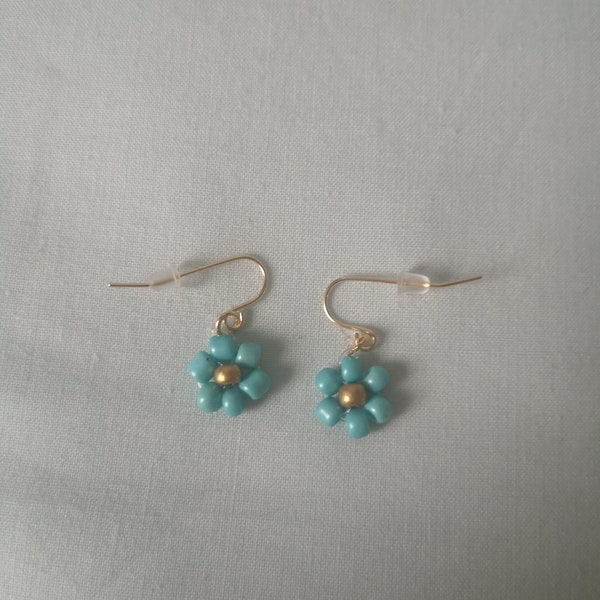 Boucles d'Oreilles "Cléo" en Laiton Inoxydable et Perles en forme de fleur - Élégance Artisanale