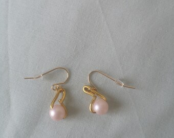 “Amélie” Earrings in Stainless Brass and Pearls – Artisanal Elegance