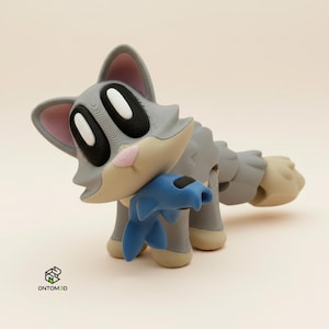 Op de afbeelding: Een 3D-geprinte kattenfiguur in grijs, beige en blauw, met een blauwe vis. De kat heeft grote zwarte en witte ogen, roze binnenoren en een beige snuit. De staart en poten zijn beige. Het ontwerp is speels en cartoonachtig.