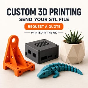 Puede incluir: Servicio de impresión 3D personalizado con el texto CUSTOM 3D PRINTING, SEND YOUR STL FILE, REQUEST A QUOTE, PRINTED IN THE UK. Los objetos incluyen un soporte naranja, una carcasa electrónica negra, un lagarto articulado azul y una planta.