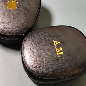 Custodia Airpod Max personalizzata con monogramma marrone in lamina d'argento e oro, custodia Airpod Max personalizzata in rilievo, custodia in pelle regalo unica