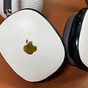 Wit leren Airpod Max-hoesje met reliëf, goudzilverfolie gepersonaliseerd monogram Airpod Max-hoesje, uniek cadeau leren hoesje