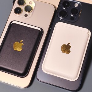 Portefeuille personnalisé en métal argenté avec monogramme, portefeuille en cuir gaufré MagSafe, cadeau unique compatible avec les iPhone 16, 15, 14, 13, 12