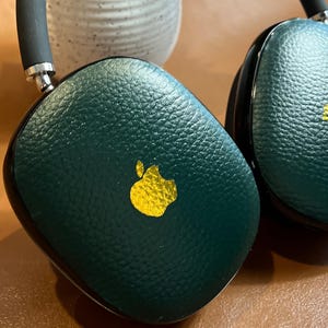 Custodia per Airpod Max in pelle verde scuro goffrata, custodia per Airpod Max con monogramma personalizzato in lamina d'argento dorato, custodia in pelle regalo unica