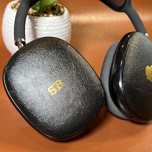 Custodia per Airpod Max in pelle nera goffrata, custodia per Airpod Max con monogramma personalizzato in lamina d'argento dorato, custodia in pelle regalo unica