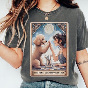 Mini t-shirt maman goldendoodle mignon, t-shirt maman chien carte de tarot, cadeau pour amoureux des chiens, chemise pour parent d'animal de compagnie, maman chien bohème, cadeau doodle doré, haut pour propriétaire de chien