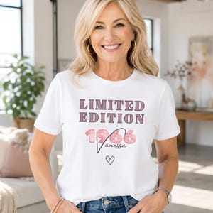 Personalized women's 60th birthday T-shirt | Born in 1966 with name | Gift for mom, grandma, sister | Floral vintage design with pink heart
