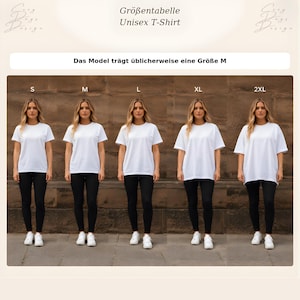 May include: A size chart for a white unisex t-shirt featuring five variations labeled S, M, L, XL, and 2XL. The text reads Gr&ouml;&szlig;entabelle Unisex T-Shirt and Das Model tr&auml;gt &uuml;blicherweise eine Gr&ouml;&szlig;e M. Each shirt is shown on a figure wearing black pants.