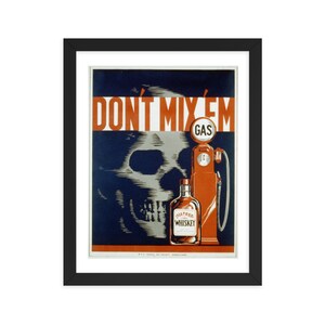 Op de afbeelding: Ingelijste vintage poster in een zwarte lijst. De poster toont een schedel, een benzinepomp en een whiskyfles. De tekst "DON'T MIX 'EM" staat bovenaan. De poster is in tinten blauw, oranje en wit.