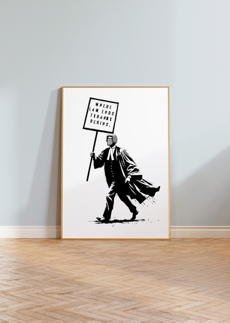 K&ouml;nnte beinhalten: Schwarz-wei&szlig;-Illustration eines Richters, der eine Richterper&uuml;cke und eine Robe tr&auml;gt, geht und ein Schild h&auml;lt, auf dem "WHERE LAW ENDS TYRANNY BEGINS." steht.