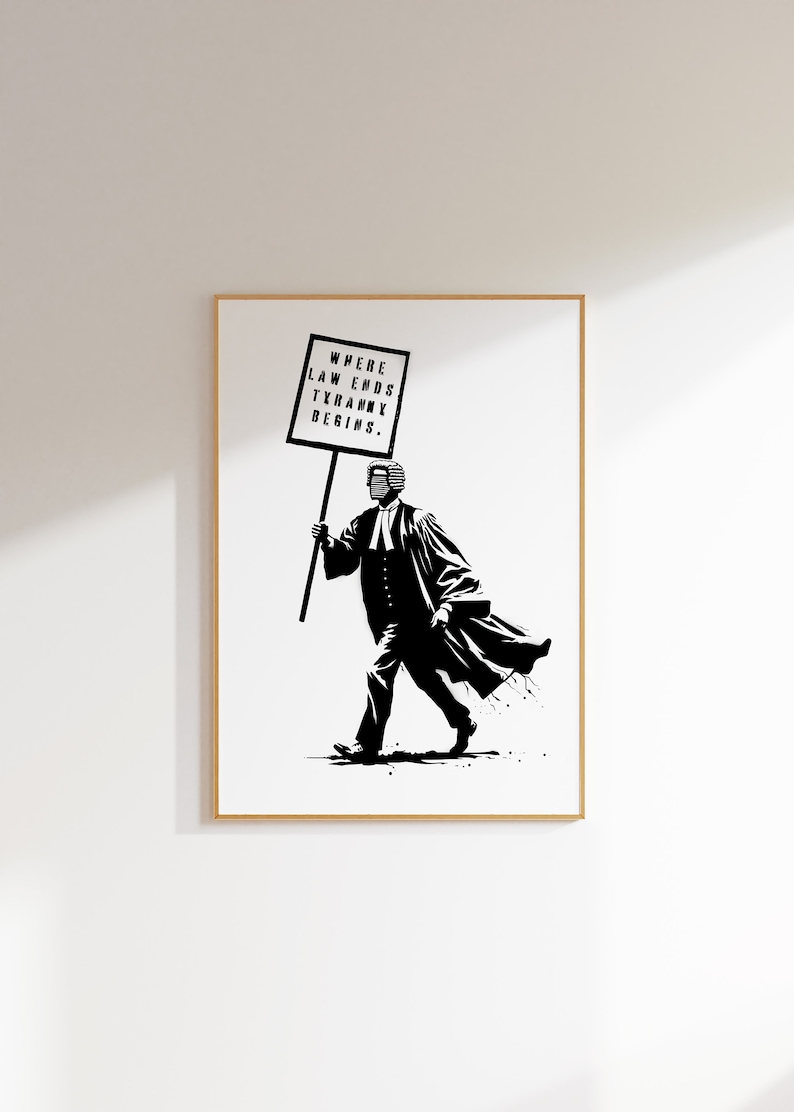 K&ouml;nnte beinhalten: Schwarz-wei&szlig;-Illustration eines Richters in Robe, der ein Schild mit der Aufschrift "Wo das Gesetz endet, beginnt die Tyrannei." h&auml;lt.