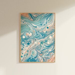 Könnte beinhalten: Abstrakter Kunstdruck in einem Holzrahmen. Der Druck zeigt ein wirbelndes Muster in Blau, Grün und Pfirsichfarben mit weißen und goldenen Akzenten.