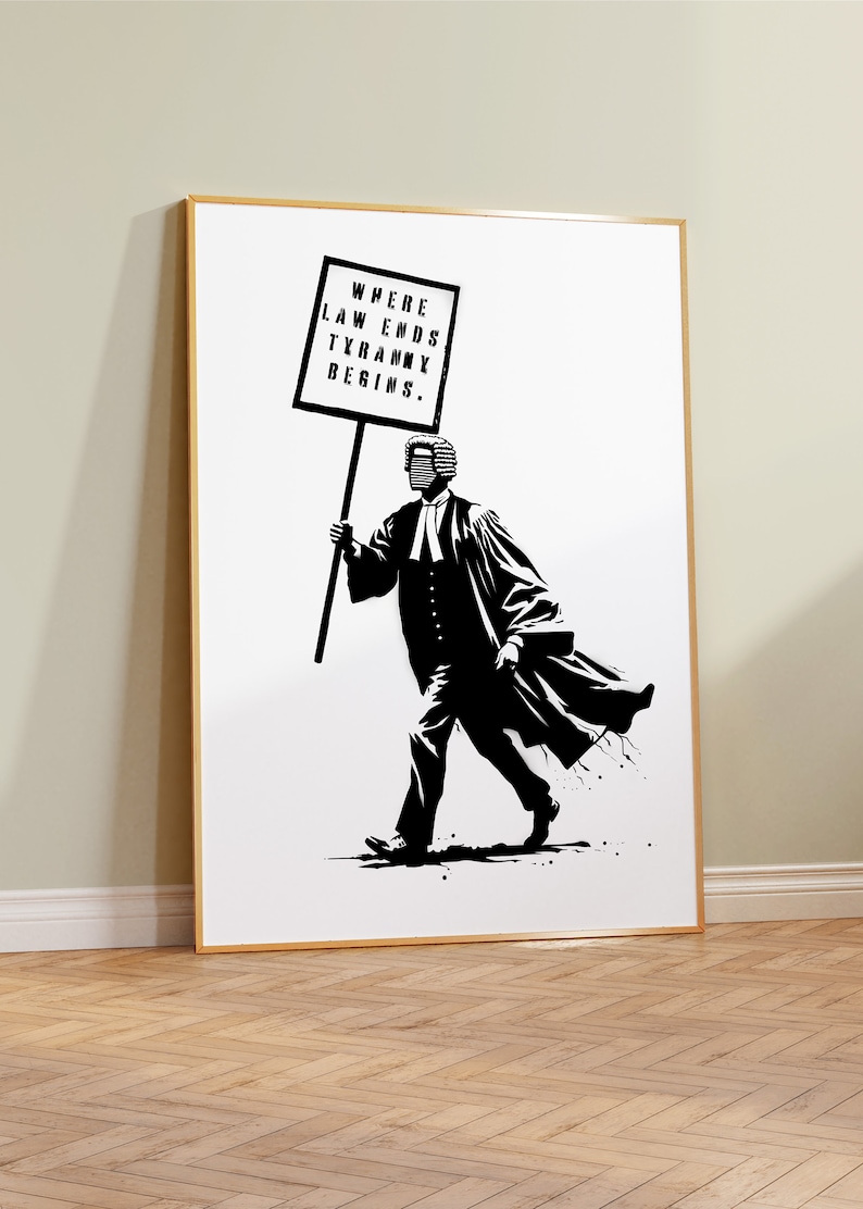 K&ouml;nnte beinhalten: Schwarz-wei&szlig;-Illustration eines Richters mit Per&uuml;cke und Robe, der ein Schild mit der Aufschrift "Where Law Ends Tyranny Begins." h&auml;lt.