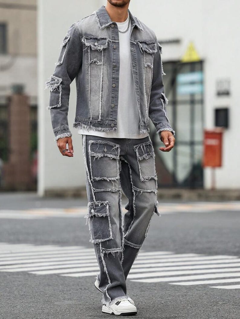 Peut inclure: Ensemble veste et pantalon en jean gris. La veste a un col classique, une fermeture boutonn&eacute;e et des d&eacute;tails us&eacute;s. Le pantalon a plusieurs poches et une coupe d&eacute;contract&eacute;e. La tenue est port&eacute;e avec un t-shirt blanc et des baskets blanches.