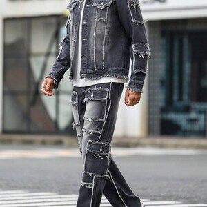Peut inclure: Ensemble veste et pantalon en jean noir d&eacute;lav&eacute;. La veste et le pantalon pr&eacute;sentent de multiples poches et des d&eacute;tails us&eacute;s. L'ensemble est associ&eacute; &agrave; des baskets blanches. Un ensemble moderne sur la mode denim.