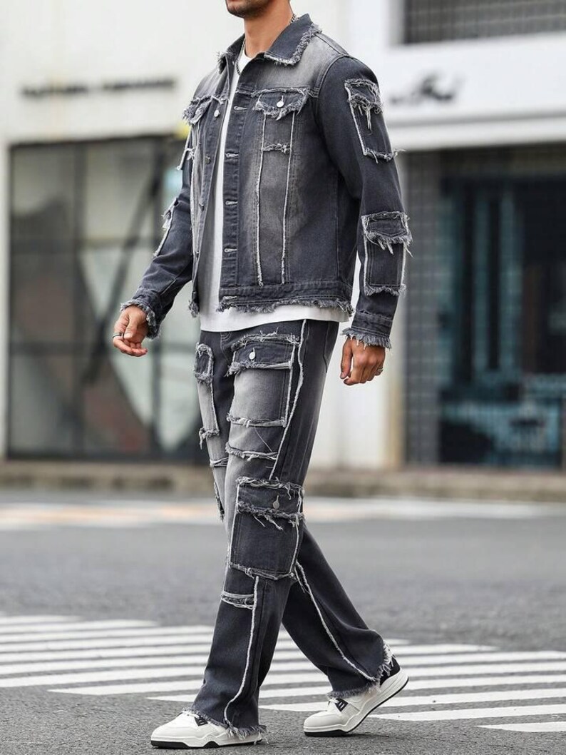 Peut inclure: Ensemble veste et pantalon en jean noir d&eacute;lav&eacute;. La veste et le pantalon pr&eacute;sentent de multiples poches et des d&eacute;tails us&eacute;s. L'ensemble est associ&eacute; &agrave; des baskets blanches. Un ensemble moderne sur la mode denim.