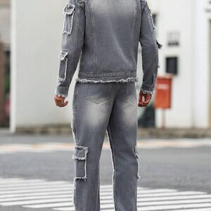 Peut inclure: Ensemble veste et pantalon en jean gris. La veste a un col classique, des poches avant et des bords effiloch&eacute;s. Le pantalon a une coupe droite avec des poches cargo et des d&eacute;tails effiloch&eacute;s. L'ensemble est compl&eacute;t&eacute; par des baskets blanches.
