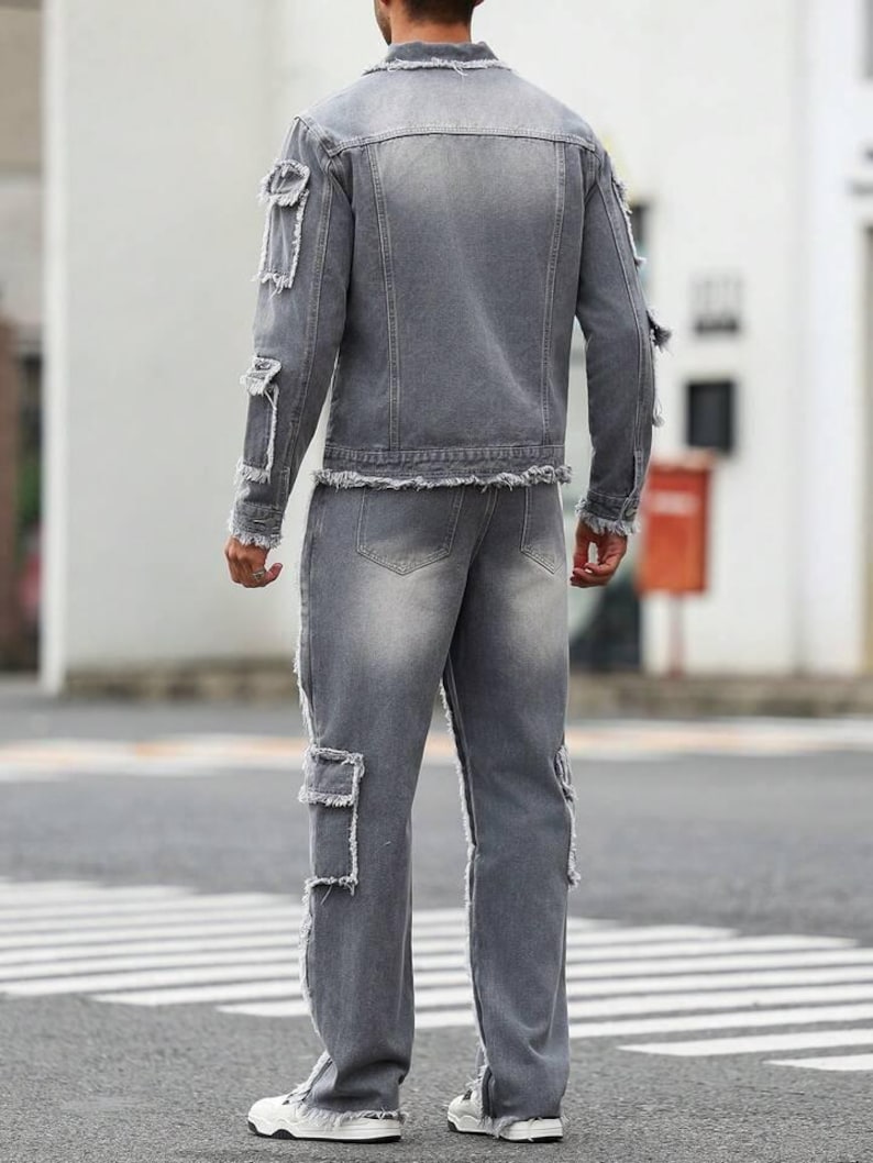 Peut inclure: Ensemble veste et pantalon en jean gris. La veste a un col classique, des poches avant et des bords effiloch&eacute;s. Le pantalon a une coupe droite avec des poches cargo et des d&eacute;tails effiloch&eacute;s. L'ensemble est compl&eacute;t&eacute; par des baskets blanches.