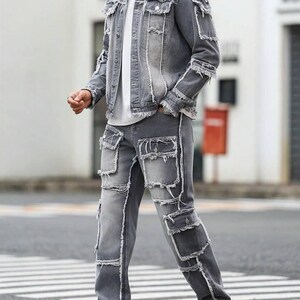 Peut inclure: Ensemble veste et jean en denim gris avec d&eacute;tails d&eacute;chir&eacute;s. La veste a un col classique, une fermeture boutonn&eacute;e et plusieurs poches. Le jean pr&eacute;sente un design d&eacute;chir&eacute; similaire avec plusieurs poches et une coupe droite. La tenue est compl&eacute;t&eacute;e par des baskets blanches.
