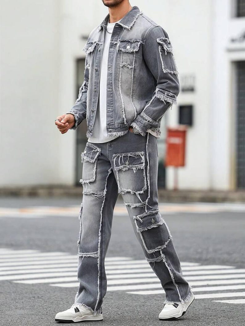 Peut inclure: Ensemble veste et jean en denim gris avec d&eacute;tails d&eacute;chir&eacute;s. La veste a un col classique, une fermeture boutonn&eacute;e et plusieurs poches. Le jean pr&eacute;sente un design d&eacute;chir&eacute; similaire avec plusieurs poches et une coupe droite. La tenue est compl&eacute;t&eacute;e par des baskets blanches.