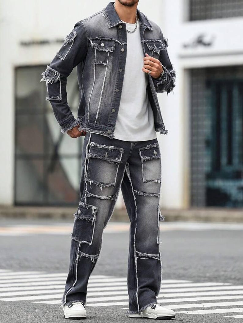 Peut inclure: Ensemble veste et jean en denim noir d&eacute;lav&eacute;. La veste et le pantalon pr&eacute;sentent des d&eacute;tails d&eacute;chir&eacute;s avec des bords effiloch&eacute;s et des coutures blanches contrast&eacute;es. L'ensemble est port&eacute; avec des baskets blanches.