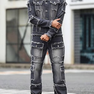 Peut inclure: Ensemble en jean noir d&eacute;lav&eacute;. La veste et le pantalon pr&eacute;sentent des d&eacute;tails d&eacute;chir&eacute;s avec des bords effiloch&eacute;s et des coutures blanches. Le pantalon a plusieurs poches et une coupe d&eacute;contract&eacute;e. Le mod&egrave;le porte des baskets blanches.