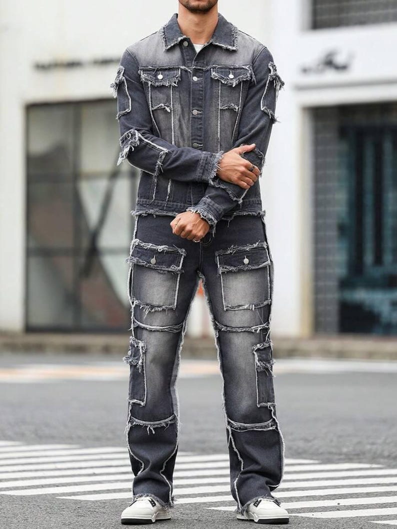 Peut inclure: Ensemble en jean noir d&eacute;lav&eacute;. La veste et le pantalon pr&eacute;sentent des d&eacute;tails d&eacute;chir&eacute;s avec des bords effiloch&eacute;s et des coutures blanches. Le pantalon a plusieurs poches et une coupe d&eacute;contract&eacute;e. Le mod&egrave;le porte des baskets blanches.