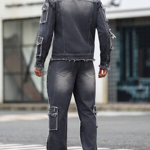 Peut inclure: Un ensemble veste et pantalon en jean gris. La veste a un col classique, des bords effiloch&eacute;s et des patchs. Le pantalon est large avec des bords effiloch&eacute;s et des patchs assortis. La tenue est port&eacute;e avec des baskets blanches.
