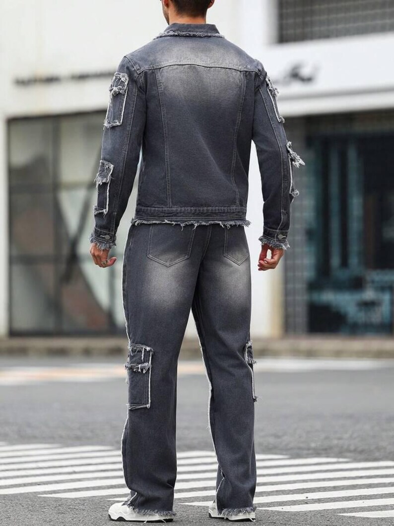 Peut inclure: Un ensemble veste et pantalon en jean gris. La veste a un col classique, des bords effiloch&eacute;s et des patchs. Le pantalon est large avec des bords effiloch&eacute;s et des patchs assortis. La tenue est port&eacute;e avec des baskets blanches.