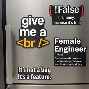Peut inclure: Ensemble d'aimants noirs et blancs avec des phrases humoristiques liées à la technologie. Les aimants affichent des textes tels que "give me a <br />", "!False" et "Female Engineer". Ils sont présentés sur une surface en acier inoxydable.