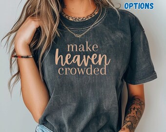 Op de afbeelding: Een zwart T-shirt met de tekst "make heaven crowded" in een lichtbruine kleur.