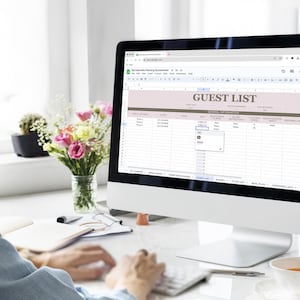 K&ouml;nnte beinhalten: Ein Computerbildschirm zeigt eine Tabellenkalkulation mit dem Titel "Bachelorette Planning Spreadsheet" mit einer G&auml;steliste und anderen Planungsinformationen. Die Tabellenkalkulation ist in einem Webbrowser ge&ouml;ffnet und hat ein rosa-wei&szlig;es Farbschema.