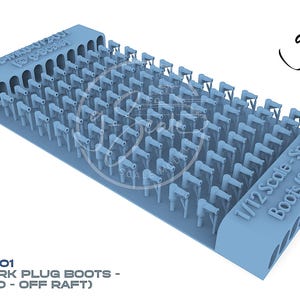 以下が含まれることがあります： ライトブルーの1/12スケールのスパークプラグブーツ、90度。モデルは長方形のブロックに配置されています。側面のテキストは「1/12 Scale - Spark Plug Boots (90 Degree)」と表示されています。製品コードはSTL-MKU-012-001です。