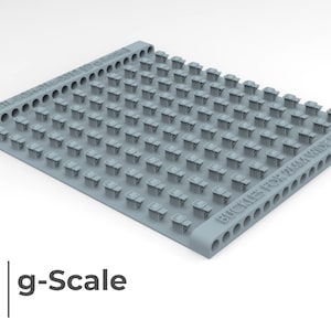 Puede incluir: Una lámina de plástico gris con 100 pequeñas hebillas cuadradas. La lámina está etiquetada con "BUCKLES FOR 2MM WIDE STRAPS".