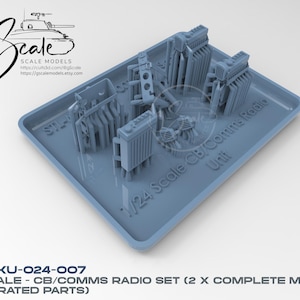 Puede incluir: Un kit de maqueta a escala 1/24 de un conjunto de radio CB/Comms. El kit incluye dos modelos completos y piezas separadas. El modelo está impreso en plástico gris y está listo para ser ensamblado.