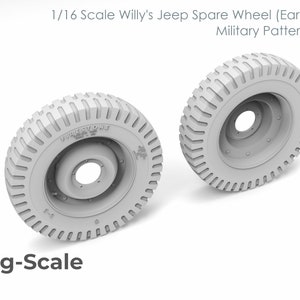 Puede incluir: Dos ruedas de repuesto de plástico gris a escala 1/16 para un Willy's Jeep. Las ruedas tienen una banda de rodadura de patrón militar y el texto "FIRESTONE" es visible en una de las ruedas.