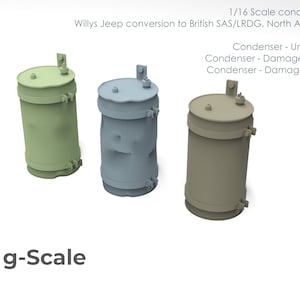 Peut inclure: Trois réservoirs de condensateur miniatures à l'échelle 1/16 pour une conversion de Jeep Willys en SAS/LRDG britannique, Afrique du Nord, Seconde Guerre mondiale. Un réservoir est vert, un est bleu et un est brun. Les réservoirs sont étiquetés "Condensateur - Intact", "Condensateur - Endommagé, type 'A'" et "Condensateur - Endommagé, type 'B'".